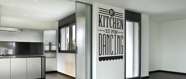 Samolepka na ze s textem - Kitchen is for dancing, polep na stnu a nbytek